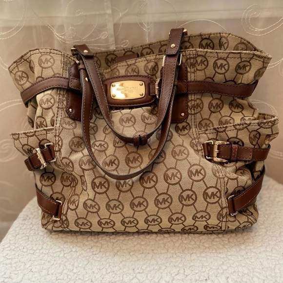 Michael Kors Gansevoort Monogram Canvas Large Tote - Picture 7 of 14